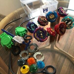 BEYBLADE BURST: Lot of 8 Beyblades as well as launchers and extra parts
